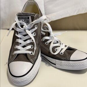 Converse women’s low-Top Sneakers in gray/brown and White